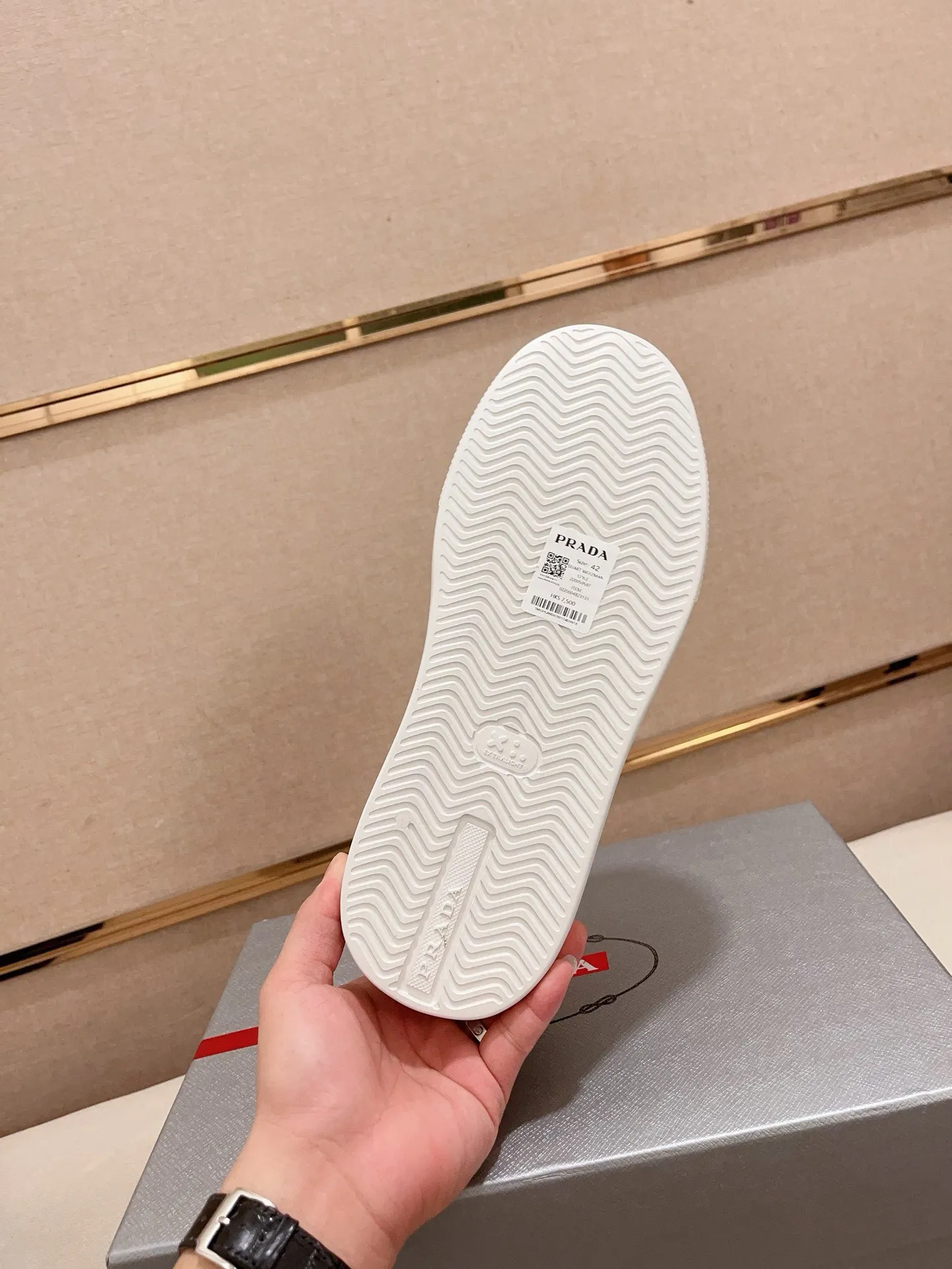 Men's shoes 💰 580💰 ✔️✔️✔️High-quality new PRADA counters are launched at the same time. The new men's shoes and 😘fabrics are selected from first-layer cowhide and are made by pure handicrafts. Lining: Full cowhide lining. 👍🏿 High-end ☄️ air-cushion molded anti-slip rubber outsole, exquisite lines, simple and elegant, comfortable and high-end for leisure travel. Code number: 38 to 44 (45 can be customized)